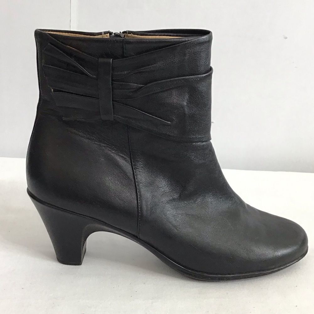 Softspots Black Leather Ankle Boots Size 10M Good Condition